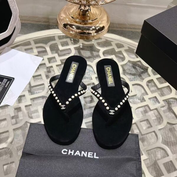 Chanel Thongs Kid Suede & Imitation Pearls Black